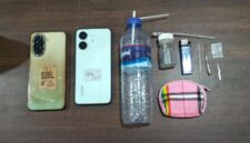 Barang bukti berupa diduga narkotika sabu, alat konsumsi, dan dua unit telepon genggam yang diamankan petugas.