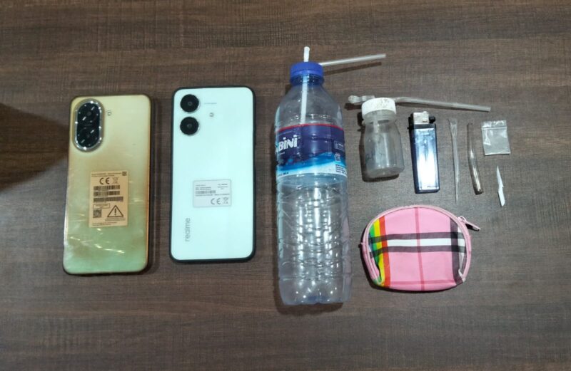 Barang bukti berupa diduga narkotika sabu, alat konsumsi, dan dua unit telepon genggam yang diamankan petugas.